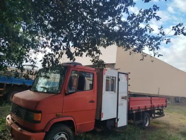 Caminhão - Mercedes BENZ Leilão Judicial Tem Caminhão Munck, Trator Ford e Kombi