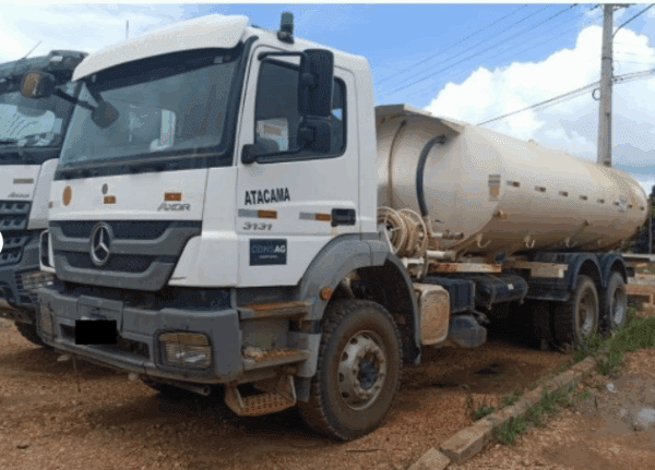 Caminhão Pipa Mercedes-Benz Axor 3131 Leilão da empreiteira Andrade Gutierrez tem caminhão Mercedes, Scania e Volkswagen