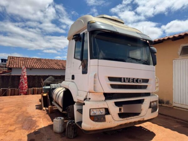 Caminhão Trator Iveco Stralishd Leilão da Prefeitura oferece caminhonetes, trator, van e Sprinter