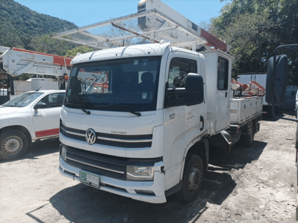 Caminhão VOLKSWAGEN 1 Leilão de caminhões com cabines estendidas e Munck tem preços muito abaixo do mercado