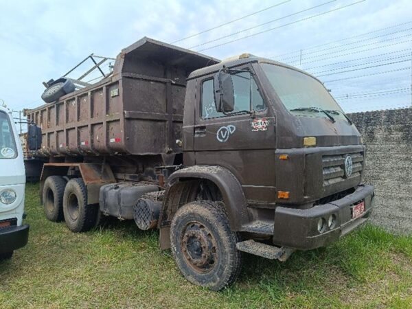 Caminhão Volkswagen 26.220 EURO3 WORKER PRF realiza leilão com caminhões Volkswagen, Iveco e Mercedes
