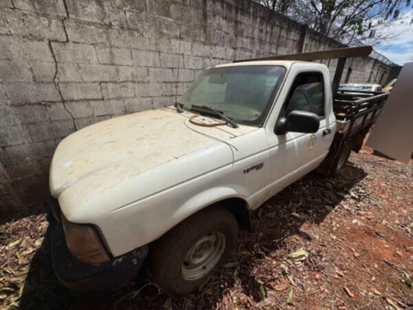 Caminhonete Ford Ranger XL Leilão da Prefeitura oferece caminhonetes, trator, van e Sprinter