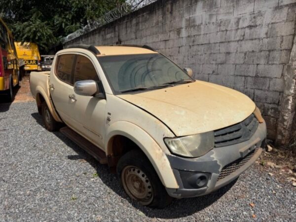 Caminhonete Mitsubishi L200 Triton 3.2 Leilão da Prefeitura oferece caminhonetes, trator, van e Sprinter