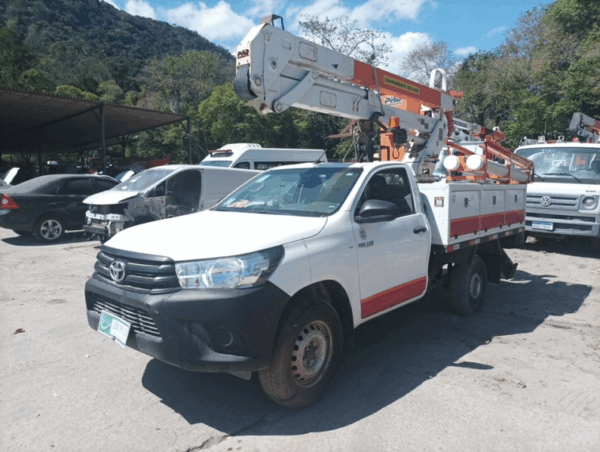 Caminhonete TOYOTA HILUX Leilão de caminhões com cabines estendidas e Munck tem preços muito abaixo do mercado