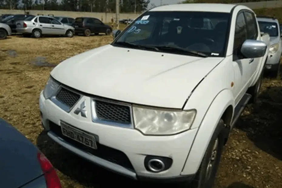 Caminhonetes L200 Triton e Ranger por 11 mil reais e picapes como Strada Saveiro e Montana por R$ 2.800 no Leilão do DER São Paulo