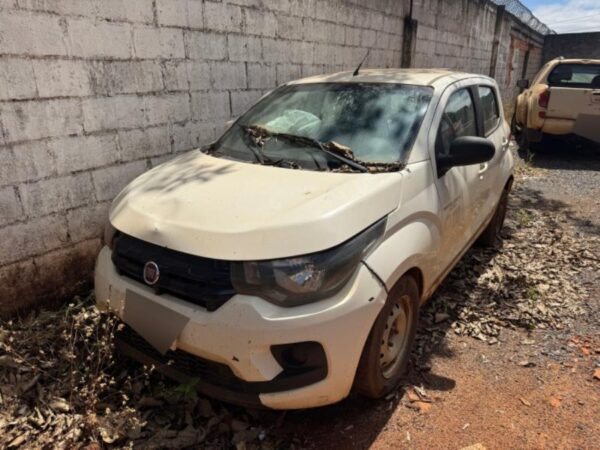 Carro Fiat Mobi Like Leilão da Prefeitura oferece caminhonetes, trator, van e Sprinter