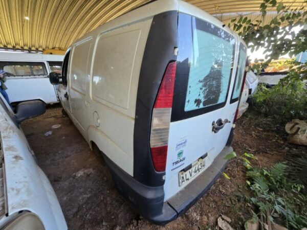 FIAT DOBLO CARGO Prefeitura abre leilão com caminhão F4000, trator, Kombi e carros