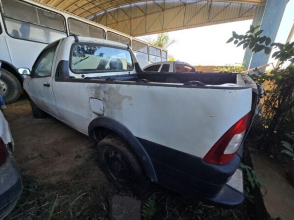 FIAT STRADA FIRE Prefeitura abre leilão com caminhão F4000, trator, Kombi e carros