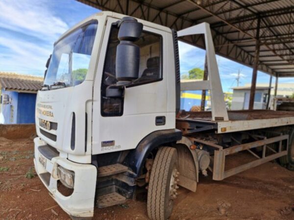 IVECO TECTOR Leilão no Paraná tem Toyota Bandeirante