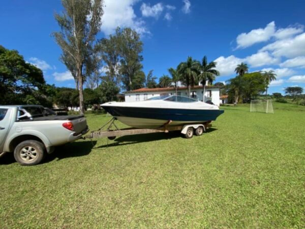 Lancha 2  com motor Mercury Leilão oferece avião bimotor e lancha com motor Mercury por metade do preço de mercado