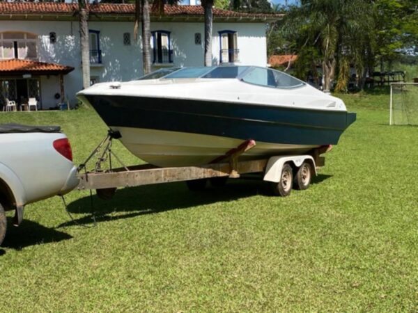 Lancha 23 com motor Mercury 2 Leilão oferece avião bimotor e lancha com motor Mercury por metade do preço de mercado