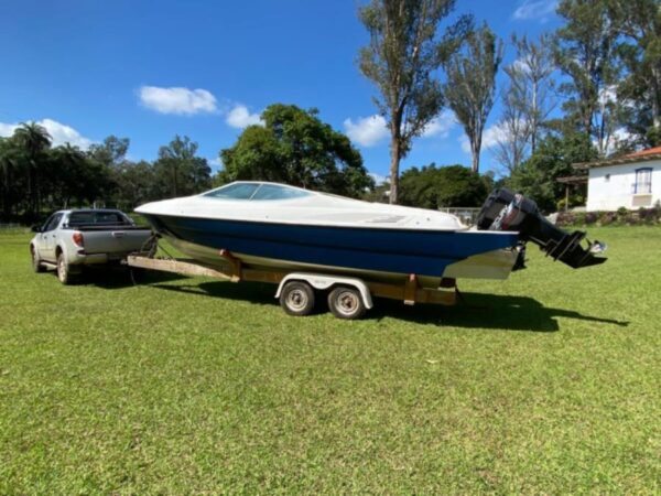 Lancha 23 com motor Mercury Leilão oferece avião bimotor e lancha com motor Mercury por metade do preço de mercado