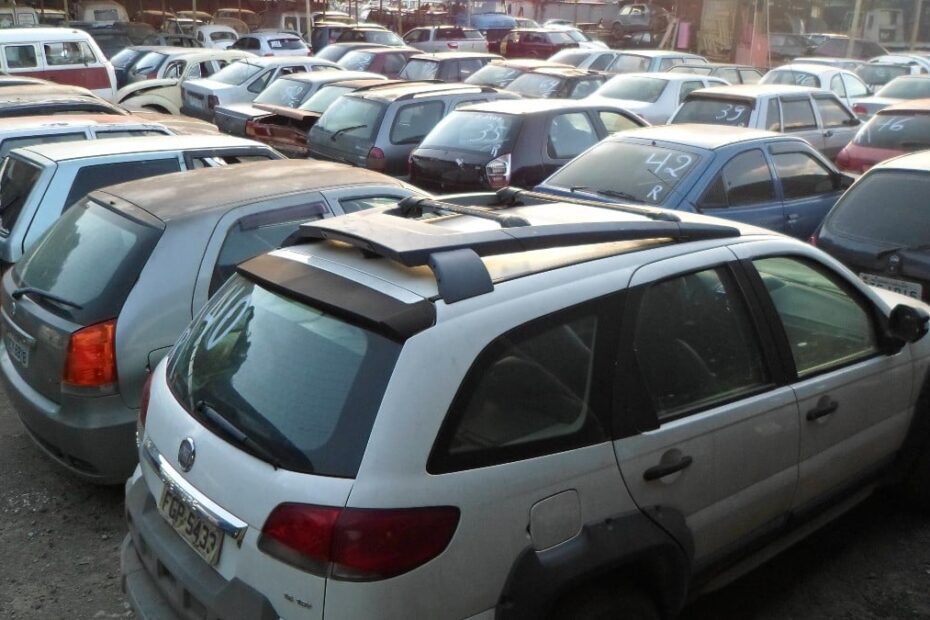 O Detran-MG lança calendário com 13 leilões em andamento e 26 previstos para as próximas semanas. Lances iniciais abaixo do valor de mercado oferecem chance única de arrematar veículos conservados e sucatas no estado