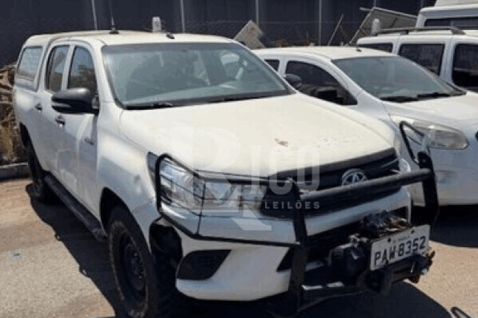 TOYOTAHILUX-CDLOWM4FD-Leilão da Eletrobras tem caminhonete, caminhão e van