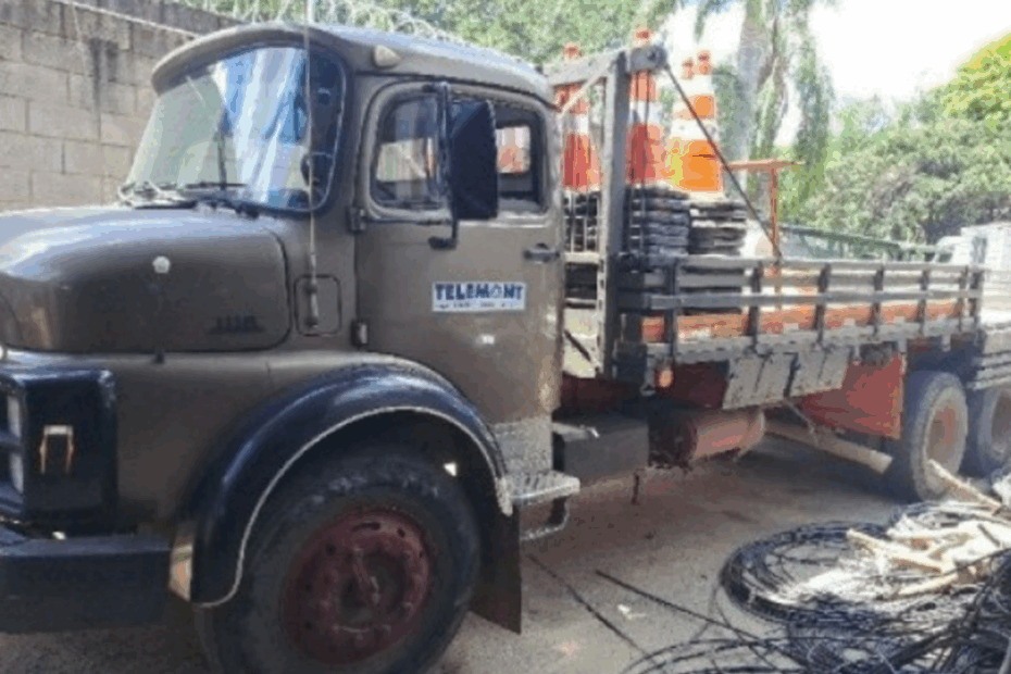 Leilão de Telefônica tem 10 caminhonetes Toyota Hilux cabine simples seminovas, motos e Caminhão