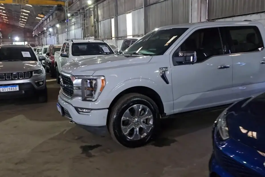 Leilão em São Paulo tem caminhonetes Ford F150, Hilux por R$ 1.800, caminhão com Munck e tratores por 3 mil reais