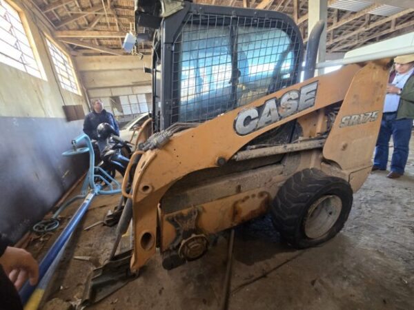 MINI CARREGADEIRA CASE Prefeitura abre leilão com caminhão F4000, trator, Kombi e carros