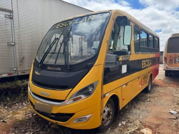 Ônibus Iveco Wayclass Leilão da Prefeitura oferece caminhonetes, trator, van e Sprinter