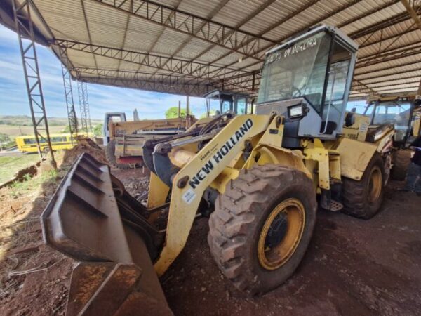 PA CARREGADEIRA NEW HOLLANDLeilão no Paraná tem Toyota Bandeirante