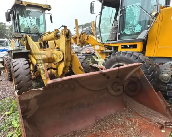 PÁ CARREGADEIRA XV Leilão da Prefeitura de Gramado oferece caminhão Mercedes