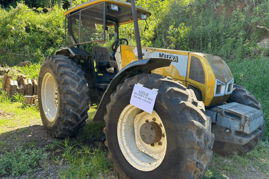 Prefeitura de Morro Reuter realiza leilão presencial no dia 18 de novembro com trator, retroescavadeira e sucatas. Visitação aberta até o dia 17. Confira como participar