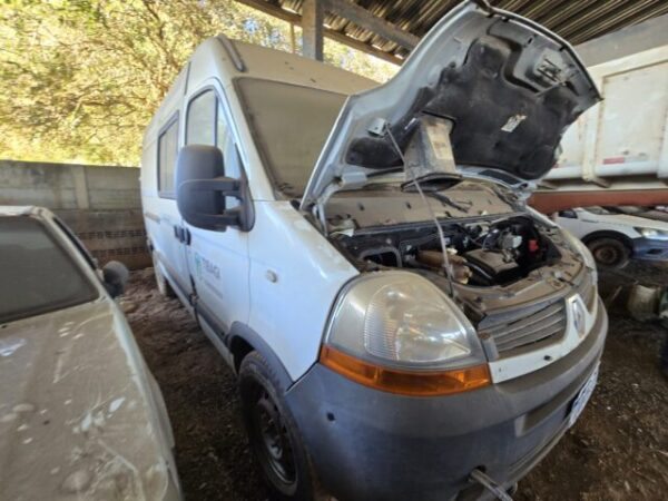 RENAULT MASTER ALTECH Ambulância Prefeitura abre leilão com caminhão F4000, trator, Kombi e carros