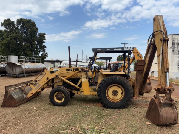RETROESCAVADEIRA MASSEY-FERGUSON 1 Leilão do Dmae de Uberlândia tem Kombi, Fiat Uno a R$ 4,5 mil e caminhão D40