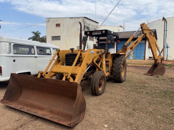 RETROESCAVADEIRA MASSEY-FERGUSON Leilão do Dmae de Uberlândia tem Kombi, Fiat Uno a R$ 4,5 mil e caminhão D40