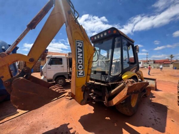 Retroescavadeira Randon modelo RD 406 Advanced 4x4 turbo Leilão da Prefeitura oferece caminhonetes, trator, van e Sprinter
