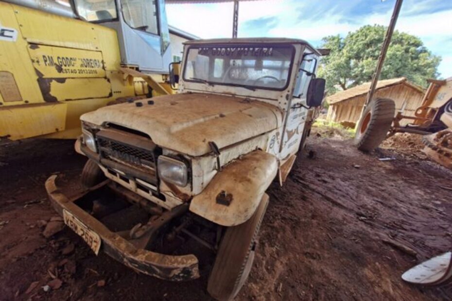 Leilão da Prefeitura do Paraná tem Toyota Bandeirante por R$ 12 mil e caminhão por R$ 8.500