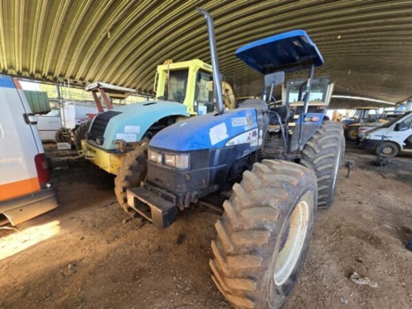 TRATOR TL Prefeitura abre leilão com caminhão F4000, trator, Kombi e carros