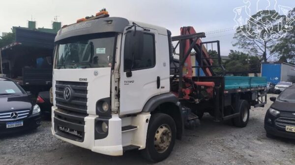 VW 17.230 CRM 4X2 - GUINDASTE ARTICULADO - PHD, CAPAC. 16.005 KGS. DIESEL Leilão libera caminhões pesados a partir de R$ 4.500 e vira chance real de lucro para investidores