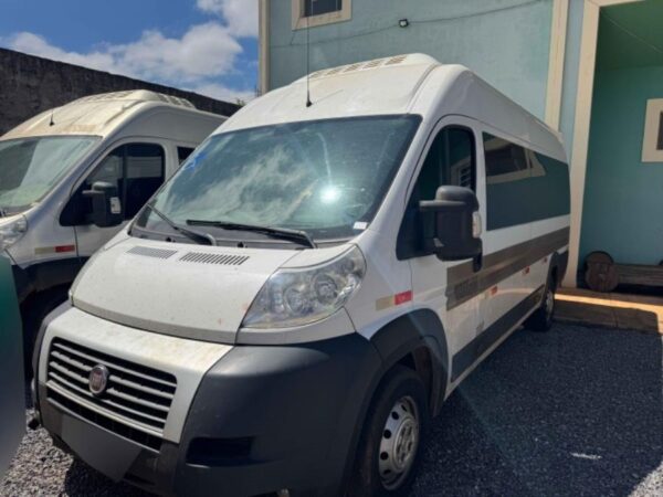Van Fiat Ducato Engesigmic Leilão da Prefeitura oferece caminhonetes, trator, van e Sprinter