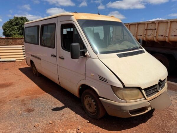 Van Mercedes Benz 313 CDI Sprinter Leilão da Prefeitura oferece caminhonetes, trator, van e Sprinter