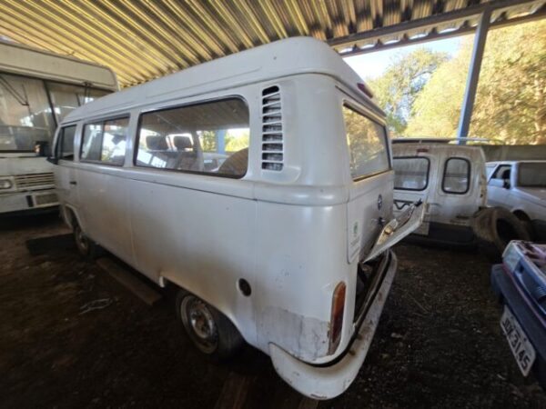 Volkswagen KOMBI Prefeitura abre leilão com caminhão F4000, trator, Kombi e carros