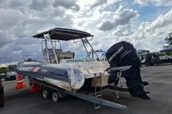 lancha com motor de popa Polícia Militar anuncia leilão com carros, caminhonetes, jet-ski e até helicóptero 228 veículos serão vendidos; veja como participar