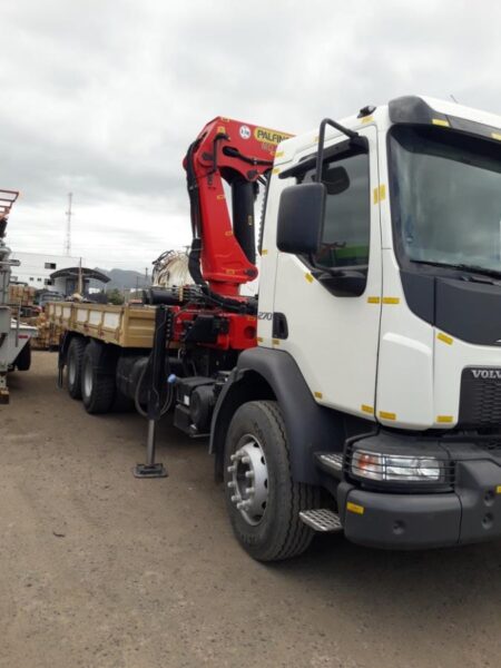 CAMINHÃO VOLVO VM 2706X4 MUNCK Leilão de Transportadora Vende Lancha, Caminhões Munck