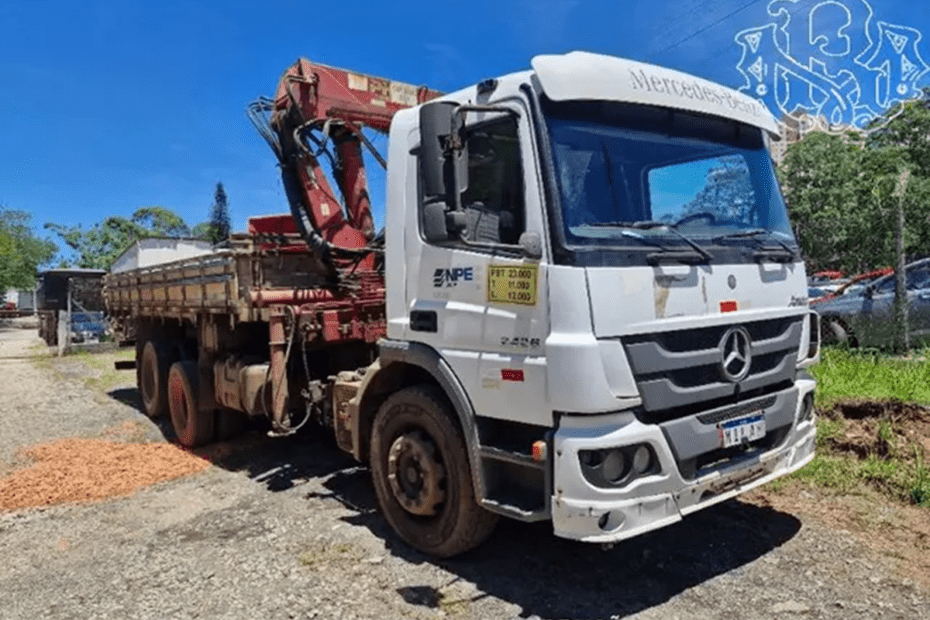 Caminhão Mercedes BENZ ATEGO 2426 Leilão de veículos renovação de frota tem caminhonetes Hilux