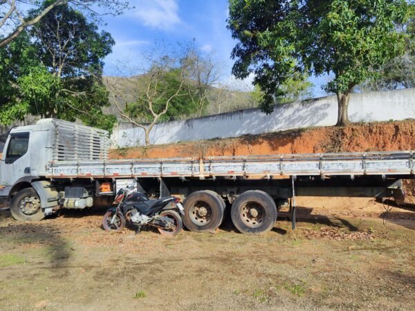 Caminhão VOLVO leilão de combate ao tráfico de drogas