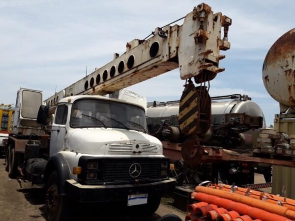 GUINDASTE MADAL MD SOBRE CAMINHÃO MERCDES BENZ Leilão de Transportadora Vende Lancha, Caminhões Munck