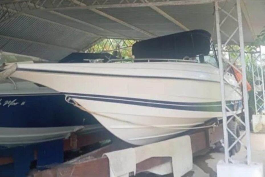 LANCHA DIAMAR MODELO TYCONN Leilão de Transportadora Vende Lancha, Caminhões Munck