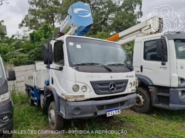 Mercedes BENZ ACCELO 815 Leilão de veículos renovação de frota tem caminhonetes Hilux