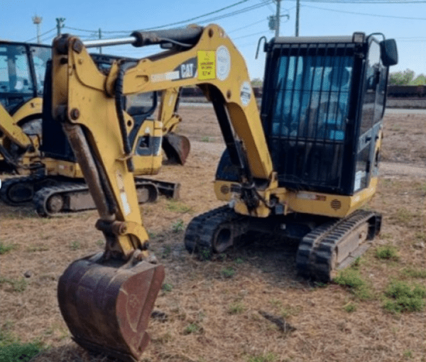 Mini carregadeira CATERPILLAR Leilão da Vale tem Caminhão Mercedes e Scania