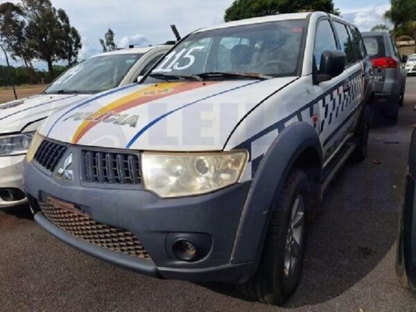 SUV Mitsubishi PAJERO DAKAR Caminhonetes e SUVs 4x4 Diesel a Partir de R$ 8 Mil no Leilão da Polícia Militar