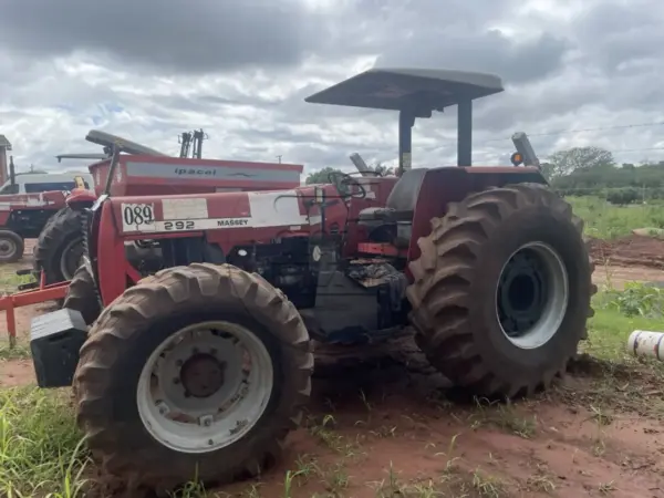 TRATOR AGRÍCOLA MASSEY FERGUSON Leilão de Prefeitura tem Trator Caminhão Sacania