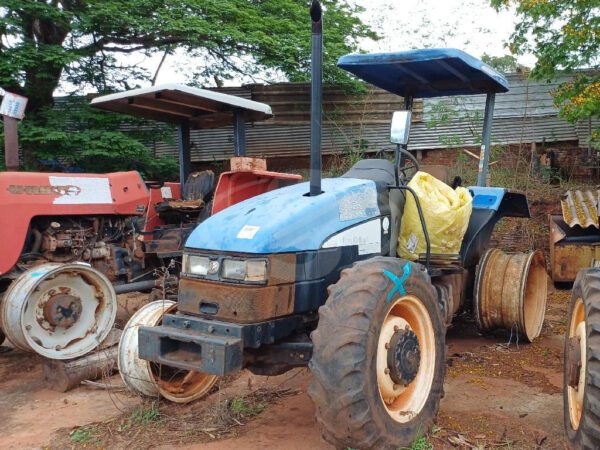 Trator NEW HOLLAND Leilão de Prefeitura tem Barco - Copia