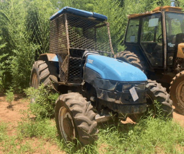 Trator New Holland TL 75E 4X4 Leilão do Agronegócio tem tratores, carretas e implementos agrícolas