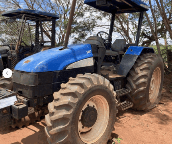 Trator New Holland TL85E 4x4 Ano Leilão do Agronegócio tem tratores, carretas e implementos agrícolas