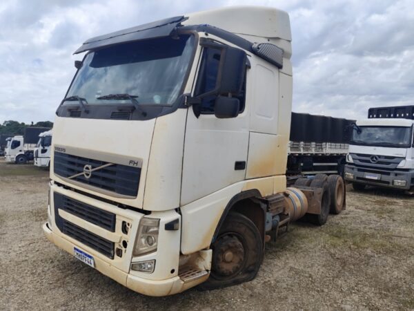 caminhão VOLVO FH 440 Leilão de veículos retomados de financiamento