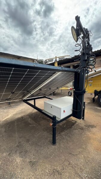 03 TORRES DE ILUMINAÇÃO SOLAR COM BATERIA DE LÍTIO Mega Leilão tem 52 geradores de Energia e Torre de Iluminação Solar